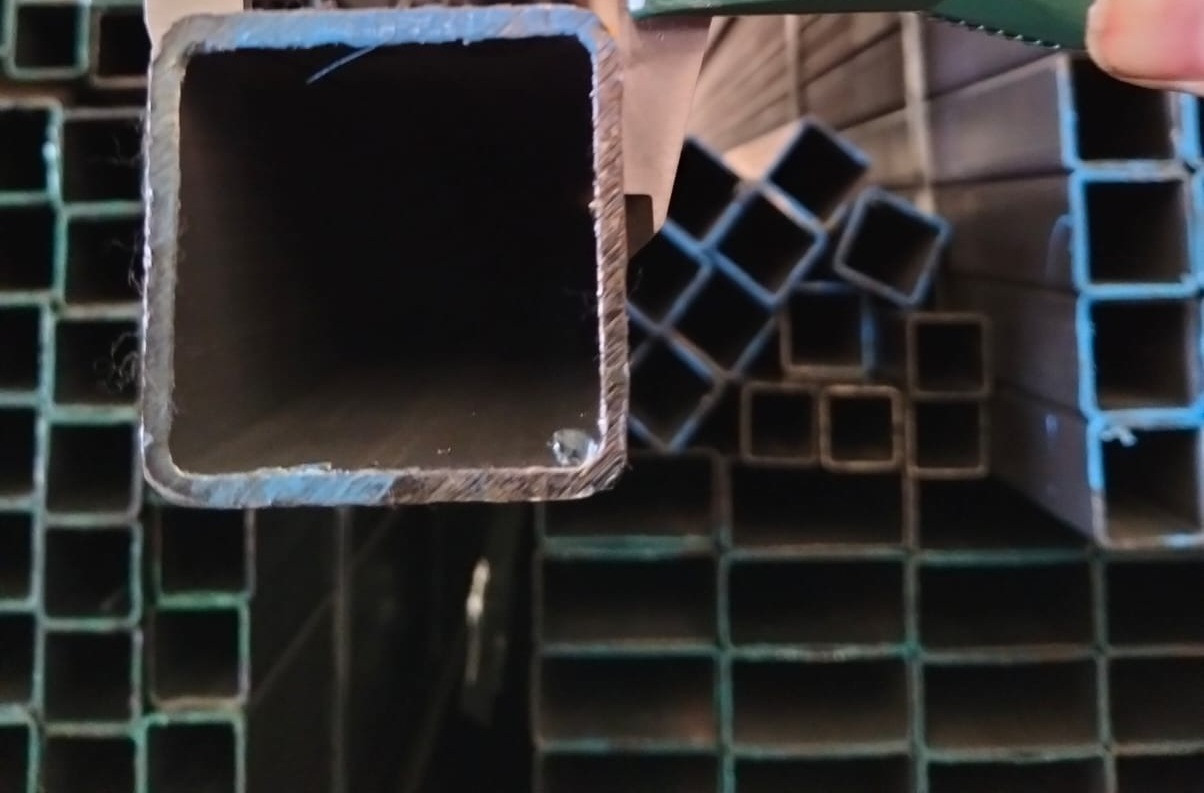 Perbandingan Hollow Hitam dengan Material Baja Lain dalam Konstruksi