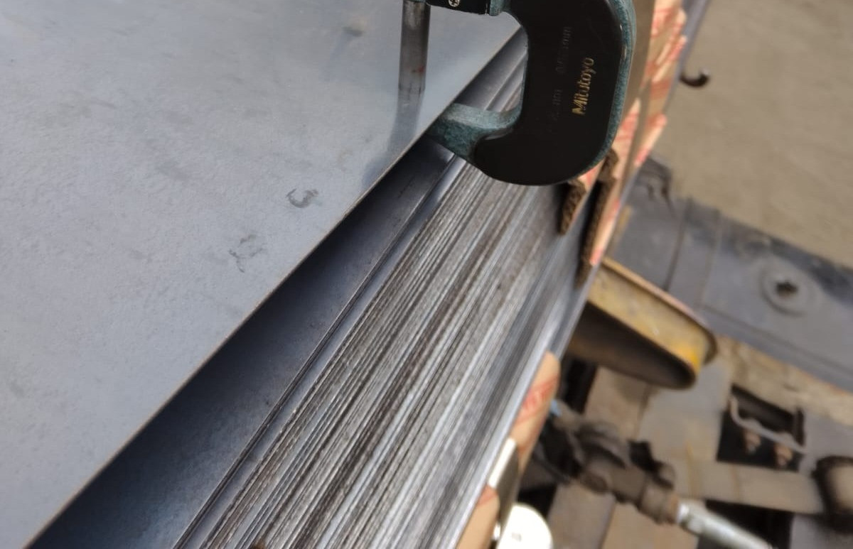 Mengapa Kontraktor Profesional Memilih Distributor Plat Galvanis Bersertifikat?